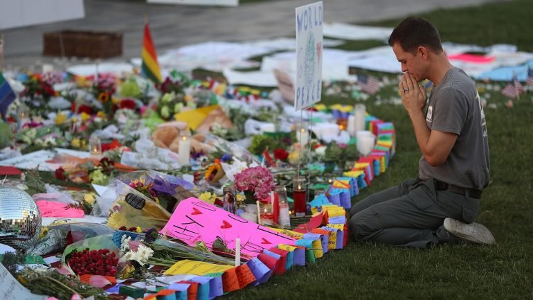 No centro de Orlando existe um memorial espontâneo às vítimas, com fotografias, mensagens, flores, bandeiras e bonecos de peluche