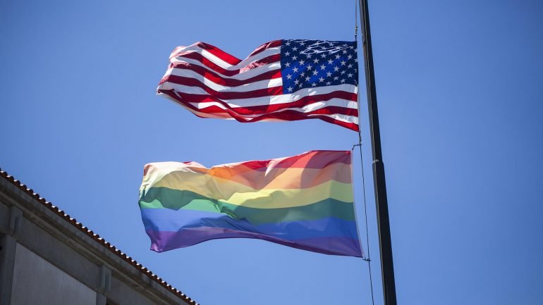 A iniciativa acontece três dias depois do massacre num clube gay, em Orlando, onde morreram 49 pessoas e outras 53 ficaram feridas.