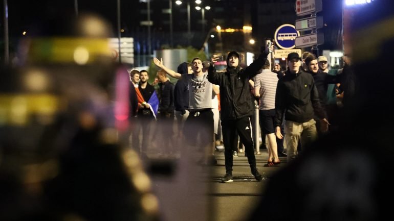 Imagem dos confrontos na noite desta quarta-feira, em Lille