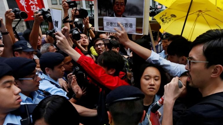 O livreiro Lam Wing-kee contou como foi detido durante uma visita ao interior da China e interrogado durante meses, sem acesso a um advogado ou à família
