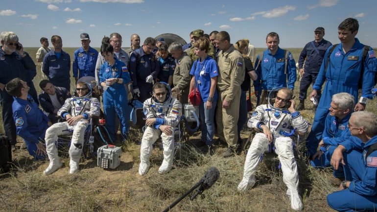 Os astronautas Tim Peake, Col Tim Kopra e Yuri Malenchenko