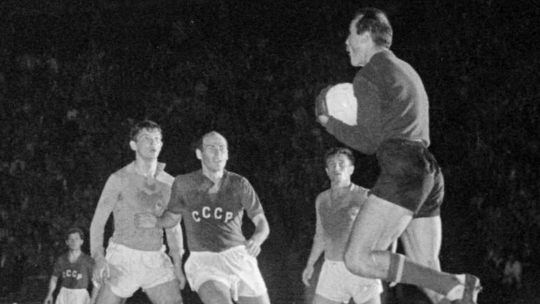 Sabe quem é este senhor que segura a bola nos braços? Blagoje Vidinic, da Jugoslávia, na final do Euro 1960. A União Soviética venceu 2-1 em Paris