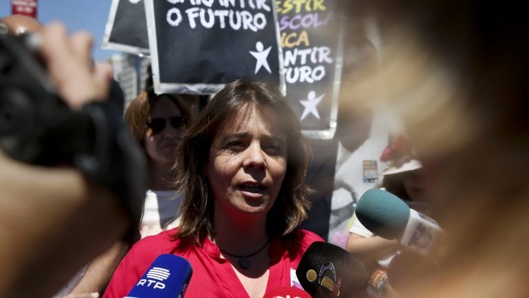 Catarina Martins falava em Lisboa, à margem da concentração em defesa da escola pública