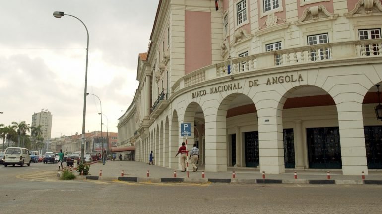 A dívida pública colocada semanalmente por Angola desceu cinco por cento