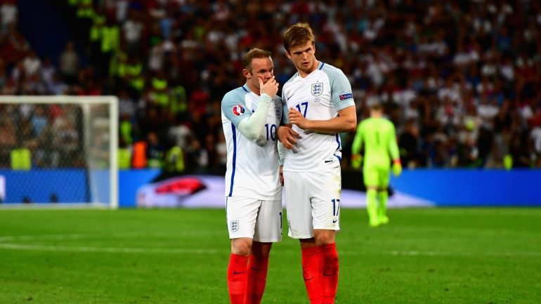 O rapaz da direita, que está ao lado de Wayne Rooney, é Eric Dier e esta foto foi tirada mesmo antes de ele marcar o primeiro golo da Inglaterra no Europeu