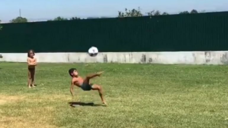 O filho de Ronaldo marca um golo de bicicleta, como mostra um vídeo partilhado por CR7 no Instagram