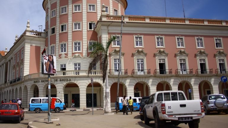 A Caixa Geral de Depósitos controla 51% do capital social do Banco Caixa Geral de Angola