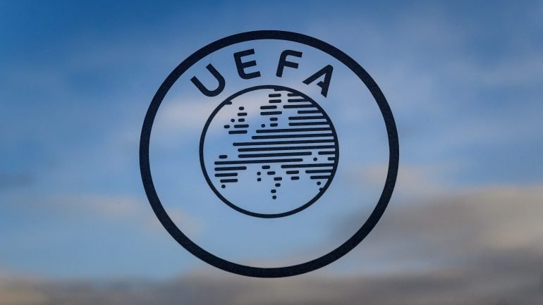 UEFA diz que só promove um minuto de silêncio quando as tragédias &quot;são diretamente relacionadas com o futebol ou com uma das equipas participantes&quot;