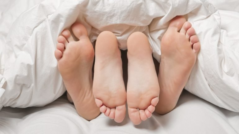 Falámos com duas psicólogas e uma sexóloga para perceber se os pais podem, de facto, ter relações sexuais enquanto o filho pequeno dorme no mesmo quarto.