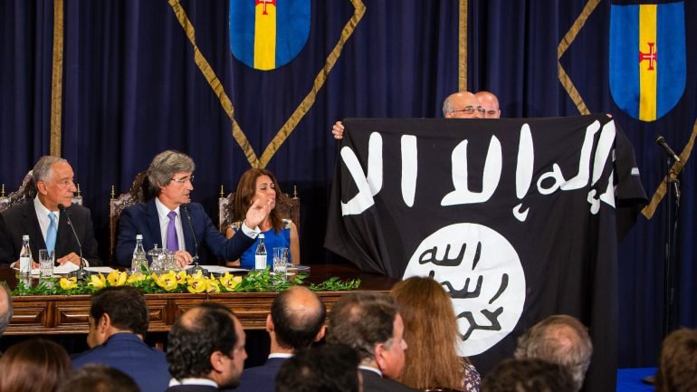 José Manuel Coelho desfraldou uma bandeira do Estado Islâmico na sessão solene que assinala o Dia da Região