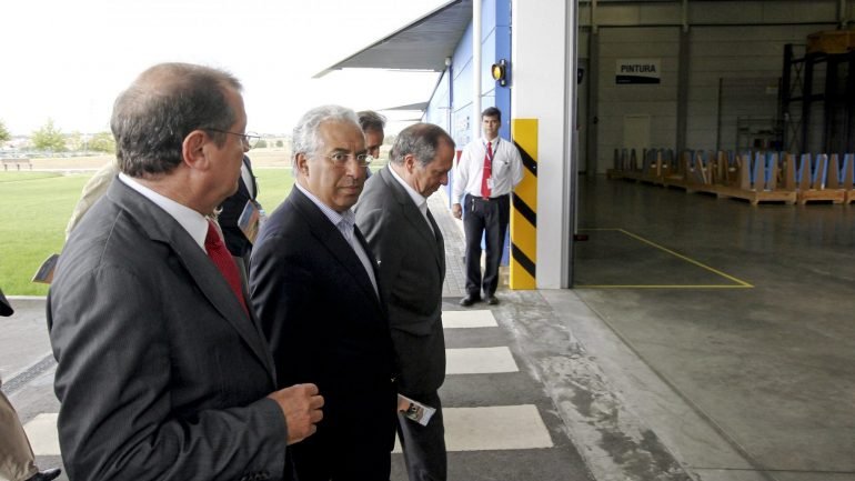 Em abril, o ministro da Defesa Nacional, José Azeredo Lopes, disse que o Estado mantém o interesse na compra de KC-390