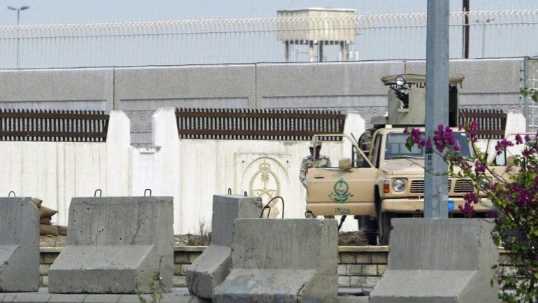 Militares frente ao consulado norte-americano em Jeddah
