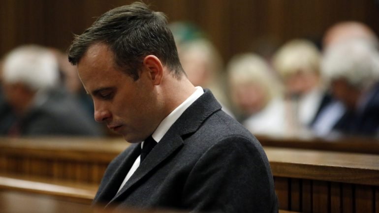 Oscar Pistorius ouviu toda a sentença sempre de cabeça baixa, no tribunal de Pretória, África do Sul