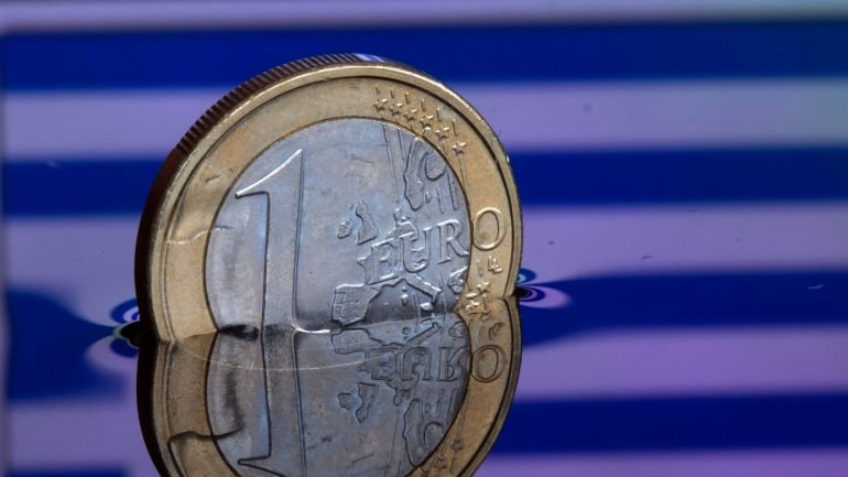O limite máximo do mecanismo de provisão de liquidez de urgência para os bancos gregos fica em 58.600 milhões de euros até 21 de julho