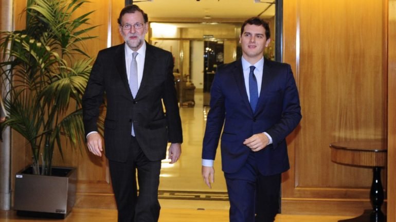 Mariano Rajoy e Albert Rivera reuniram-se esta terça-feira durante uma hora e meia. Rivera deverá facilitar a formação de um Governo chefiado por Rajoy