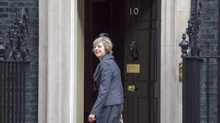 Theresa May deve mudar-se para o número 10 de Downing Street, residência oficial do chefe do Executivo