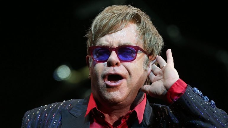Sir Elton John vai fazer ouvir-se bem alto na quinta-feira, às 21h00, uma hora mais cedo do que o inicialmente previsto