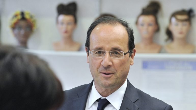 O cabelo de François Hollande é arranjado todas as manhãs por Olivier B.