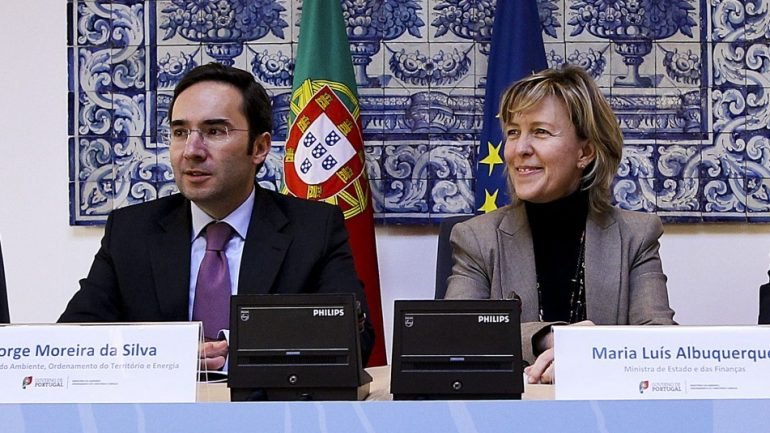 Jorge Moreira da Silva, ministro do Ambiente, ao lado de Maria Luís Albuquerque, ministra das Finanças do governo PSD-CDS