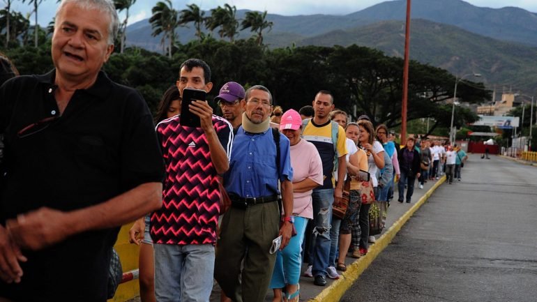 A Venezuela atravessa uma crise económica devido à queda dos preços do crude
