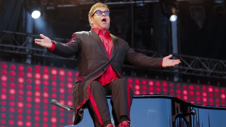 Elton John tocou 22 músicas em duas horas, num apanhado de mais de 50 anos de carreira