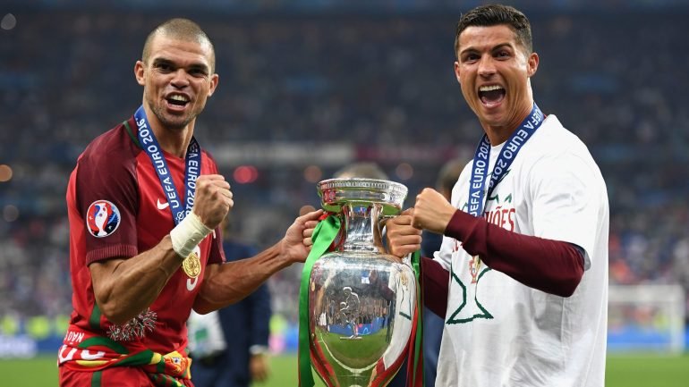 Pepe e Ronaldo festejam a conquista do Euro 2016.