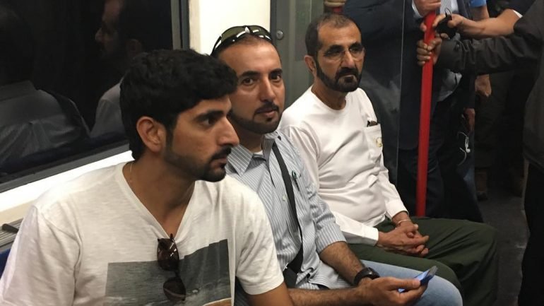O xeque e o príncipe herdeiro viajaram no metro de Londres acompanhados por vários seguranças