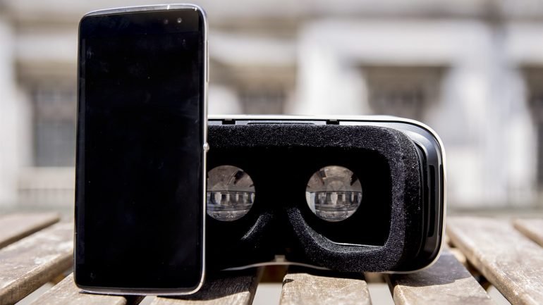 O Idol 4S, da Alcatel, vem com uns óculos de realidade virtual incluídos