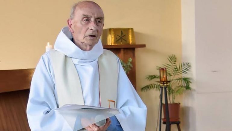 O Padre Jacques Hamel foi ordenado em 1958 e celebrou 50 anos ao serviço da igreja em 2008