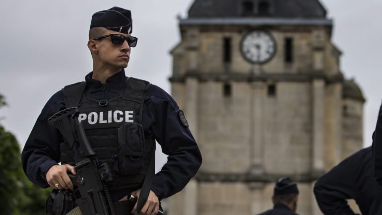 O líder da mesquita de Paris pediu mais segurança nos locais de culto