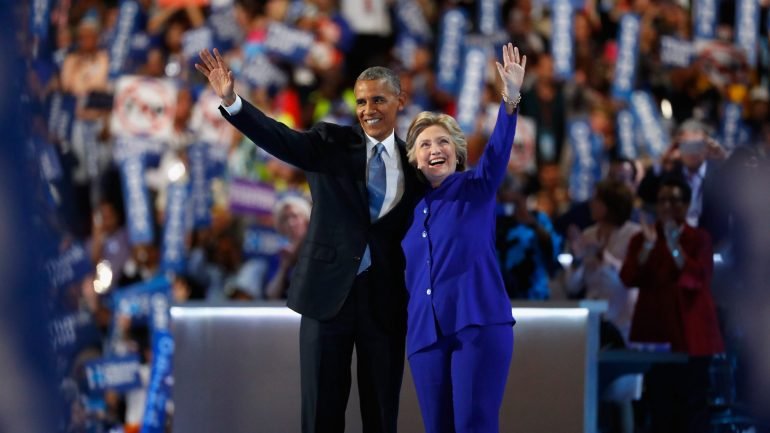 Barack Obama terminou o seu discurso abraçado a Hillary Clinton
