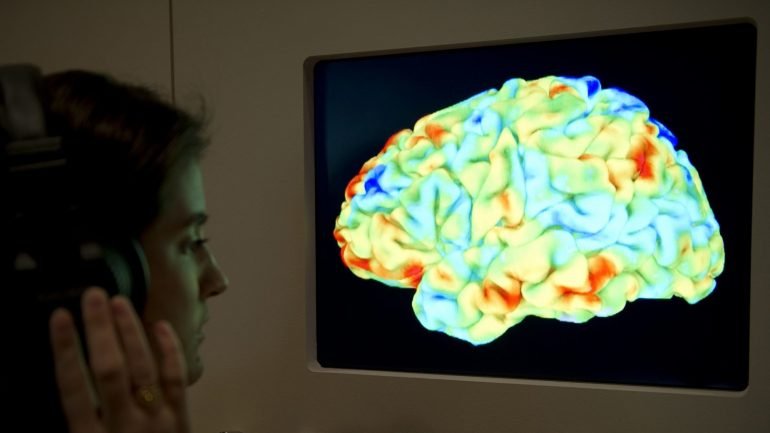As ressonâncias magnéticas detetam que região ou regiões do cérebro são ativadas, graças ao fluxo sanguíneo