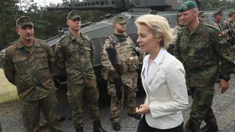 A ministra alemã da Defesa quer que o exército esteja pronto a atuar &quot;de imediato&quot;