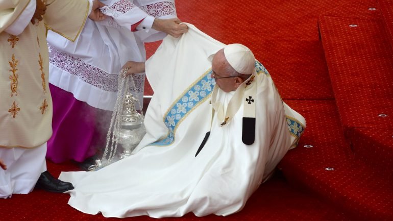 O Papa caiu numa missa no santuário polaco de Jasna Gora, em Częstochowa