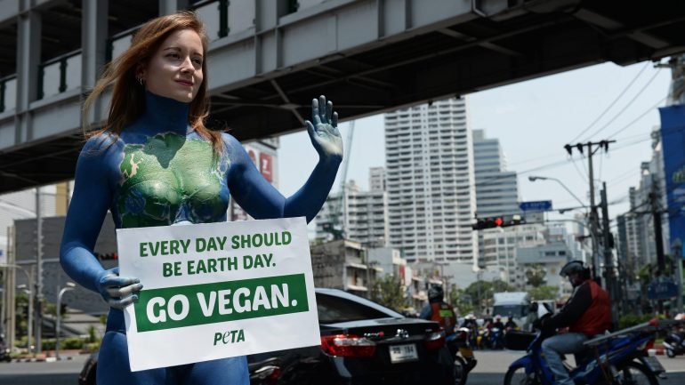 Uma ativista da associação PETA (People for the Ethical Treatment of Animals), uma das associações que defende a dieta vegan