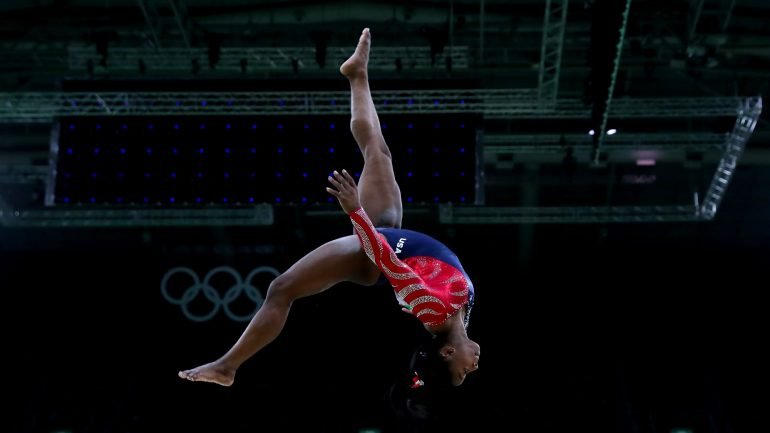 A ginasta, com apenas 1,45 metros de altura, está mesmo noutro nível, até para as suas rivais olímpicas