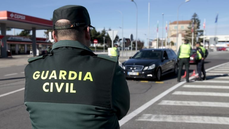 Estão a ser investigadas as ligações em Espanha de dois suspeitos detidos na Áustria, depois de terem entrado na Europa através da ilha grega de Leros