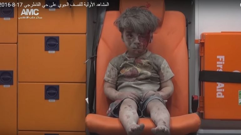 Omar Daqneesh, numa imagem capturada do vídeo divulgado pelo Aleppo Media Center na sua conta do YouTube