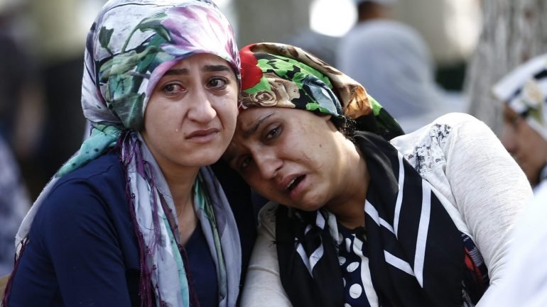 O massacre, atribuído hoje ao grupo terrorista Estado Islâmico (Daesh), foi cometido por um adolescente de 12 a 14 anos.