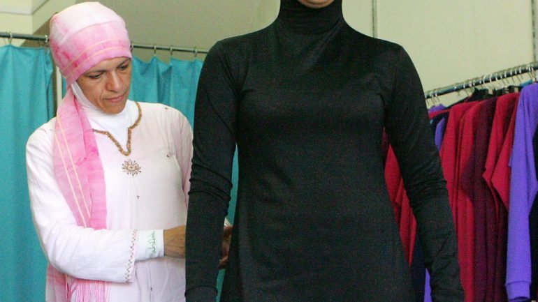 Aheda Zanetti é australiana e criou o burkini para as mulheres muçulmanas poderem ir à praia