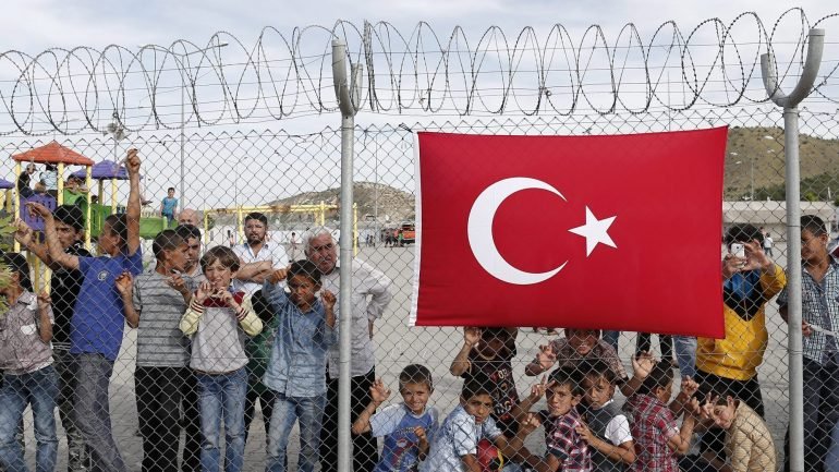 Turquia e a UE fecharam a 18 de março deste ano um acordo para o acolhimento de refugiados