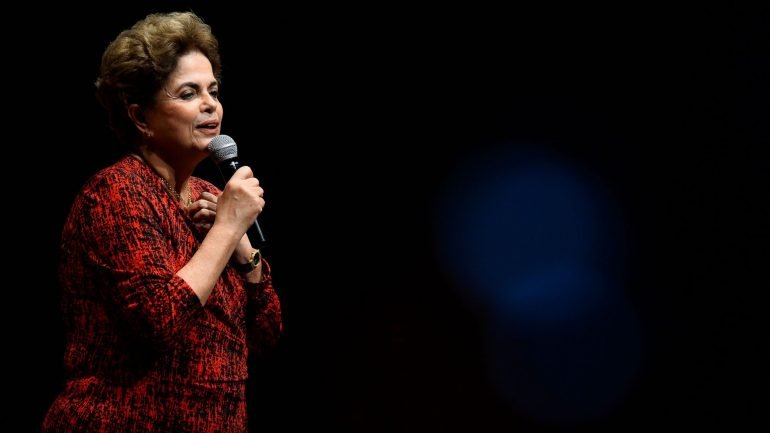 Os senadores estão a ouvir testemunhas de defesa e acusação sobre o impeachment de Dilma Rousseff