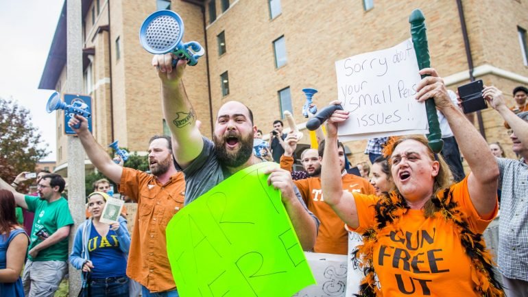 Manifestantes à porta da Universidade do Texas, em Austin