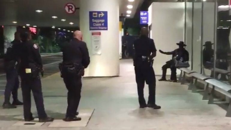 O homem estava mascarado de Zorro e foi detido pela polícia do aeroporto de Los Angeles