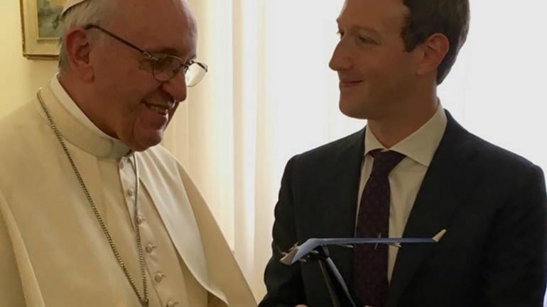 Zuckerberg ofereceu ao Papa um modelo do Aquila, um avião que irá levar internet aos locais mais desfavorecidos do mundo
