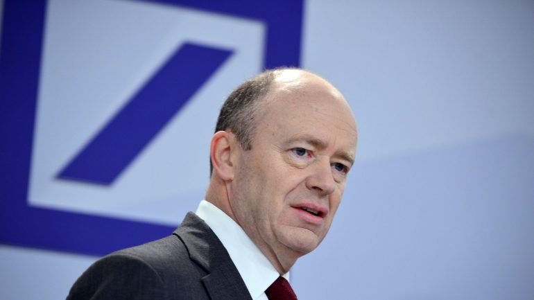 Presidente executivo do Deutsche Bank, John Cryan, defende fusões na Europa, mas afasta entrar para já no processo