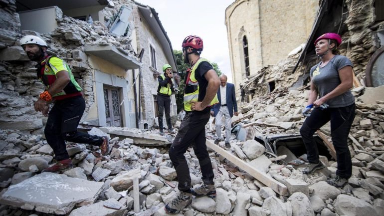 O sismo provocou 297 mortos e 3.721 desalojados