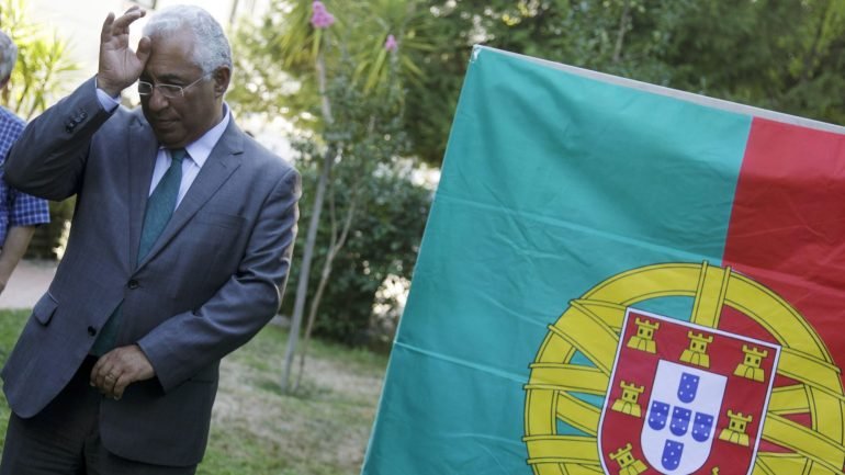 Do ponto de vista diplomático, a linha do Governo português é &quot;afastar-se em absoluto&quot; das questões políticas internas brasileiras