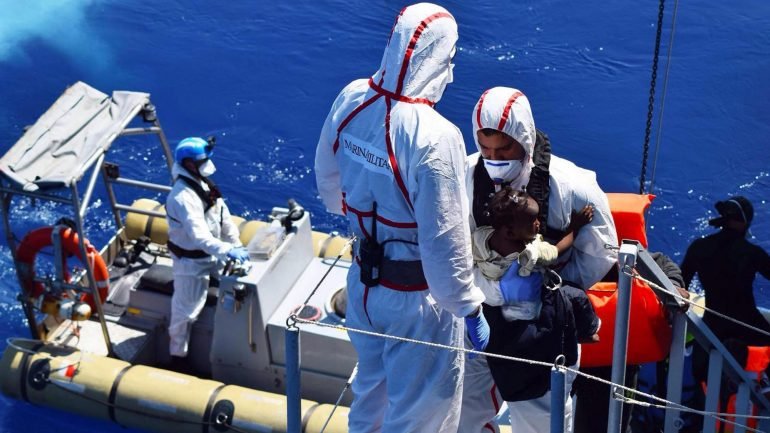 Em menos de uma semana a Marinha italiana resgatou cerca de 14.000 pessoas