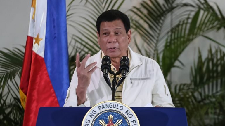 A declaração polémica veio na sequência de uma pergunta de um jornalista, que questionou o Presidente filipino sobre como iria justificar a recente onda de mortes no país